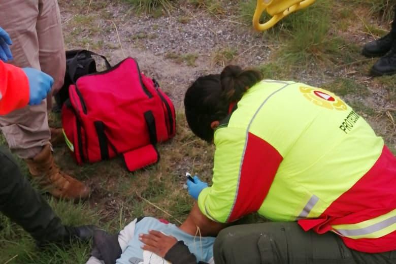 Elementos de Protección Civil de Huamantla auxilian a joven lesionado en camino a Benito Juárez